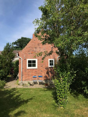 Schoenes-Ferienhaus-mit-Garten-Mid-Century-Moebeln-in-Strand-naehe-Avendorf